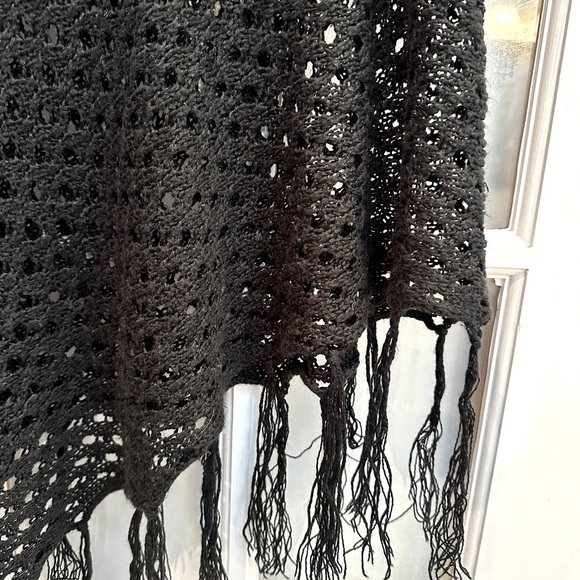 LuLaRoe MiMi Black Knit Shawl Poncho Wrap Fringe Boho Limited Edition One Size - Picture 5 of 8